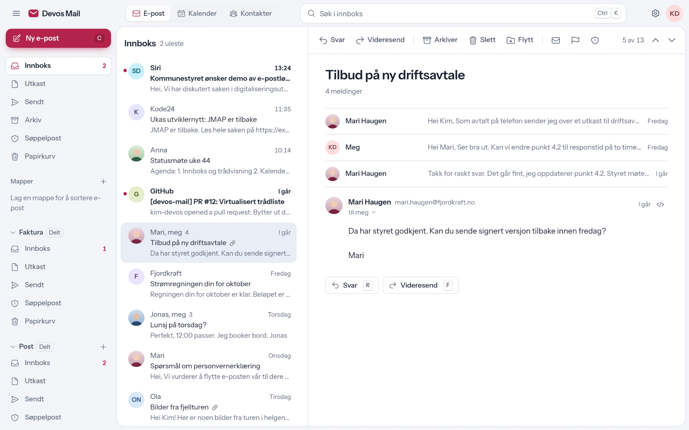 Innboksen i Devos Mail med en åpen e-posttråd om en driftsavtale, mapper, felles postkasser og verktøylinje.